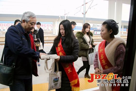 景德鎮(zhèn)“御窯景巷號(hào)”動(dòng)車(chē)組列車(chē)昨日首發(fā)