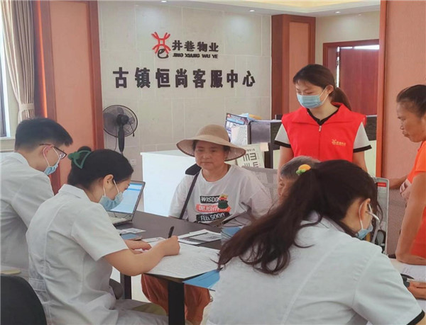 免費體檢進小區(qū)，熱心服務(wù)暖人心