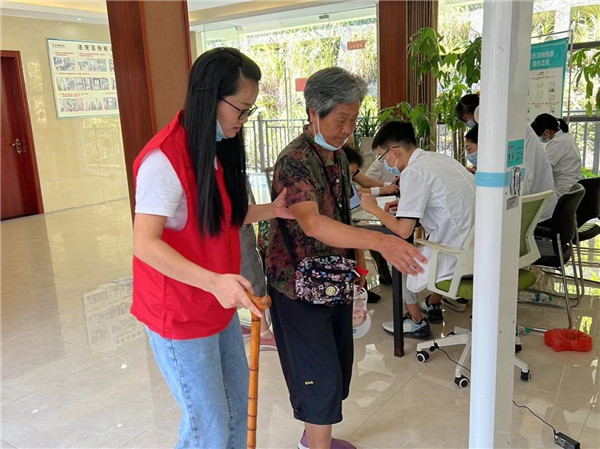免費體檢進小區(qū)，熱心服務(wù)暖人心